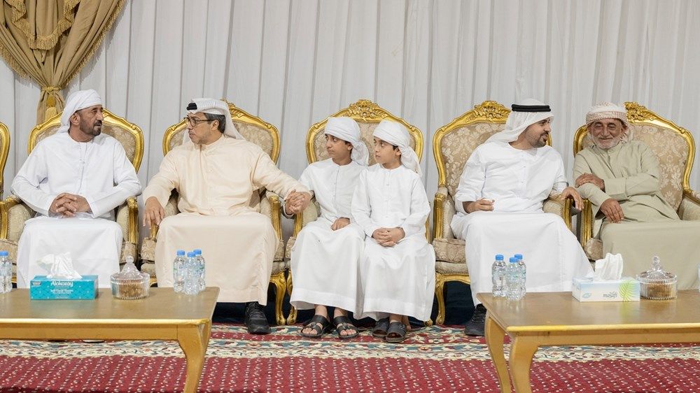 منصور بن زايد يقدم واجب العزاء في شهداء الوطن