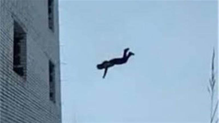 مأساة أب سوداني بعين شمس.. حاول إنقاذ ابنه فسقط من الـ11 جثة