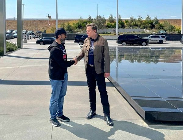 طحنون بن زايد يبحث مع إيلون ماسك سبل التعاون في التكنولوجيا المتقدمة والذكاء الاصطناعي