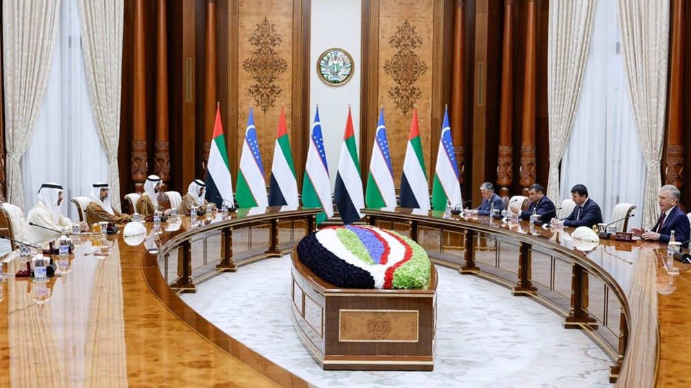 حمدان بن محمد يلتقي رئيس أوزبكستان ويشهد توقيع اتفاقيات ثنائية