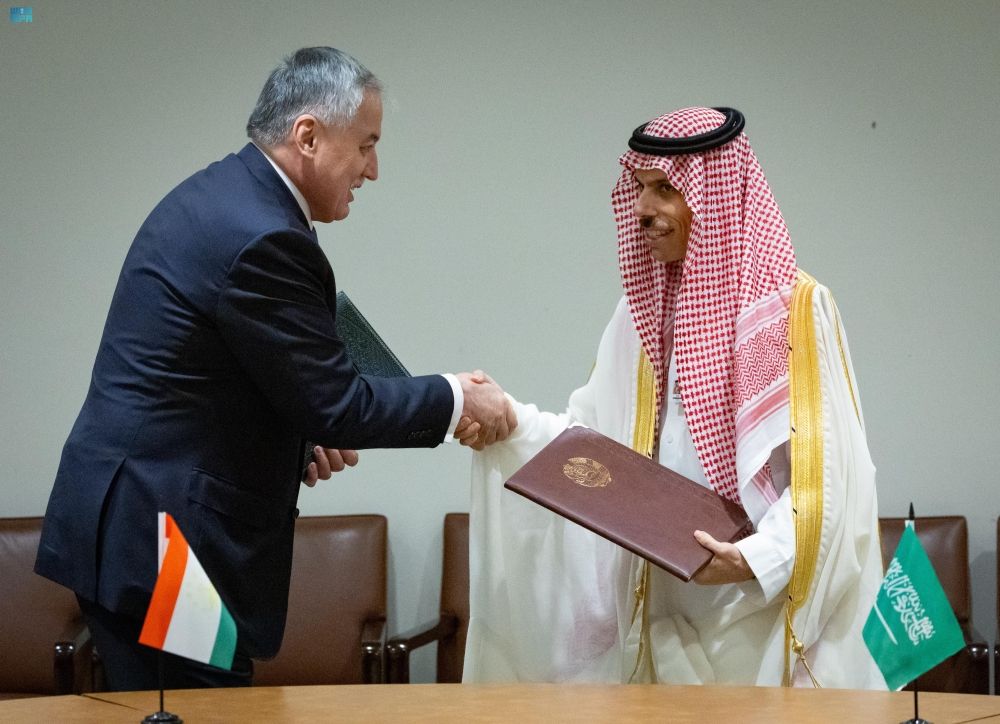 وزير الخارجية يوقع مذكرة مع نظيره الطاجيكي بشأن تأشيرة الإقامة القصيرة