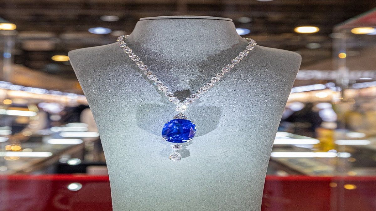 الامارات | بريق المجوهرات يخطف الأنظار في الشارقة.. طقم بـ8 ملايين درهم و«صقر» بـ4