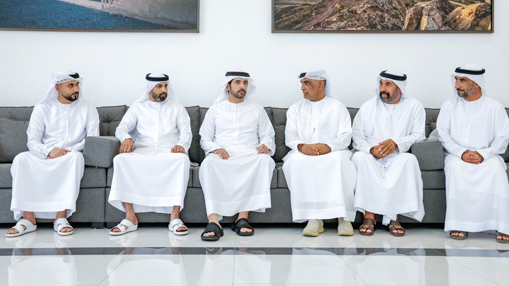 حمدان بن محمد يقدم واجب العزاء في شهداء الوطن