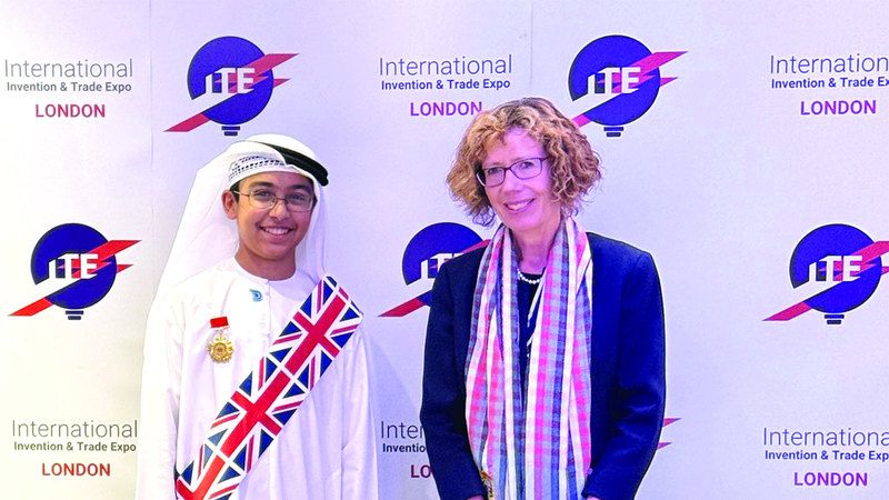 الامارات | طالب إماراتي يحصل على وشاح ووسام القيادة وميداليتين ذهبيتين في معرض الاختراعات بلندن