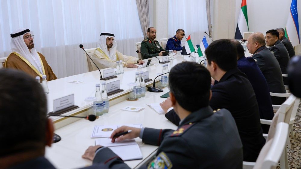 حمدان بن محمد يبحث مع وزير الدفاع الأوزبكي سبل تعزيز التعاون المشترك