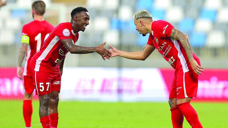 الامارات | شباب الأهلي يصافح «الصدارة» بحرارة