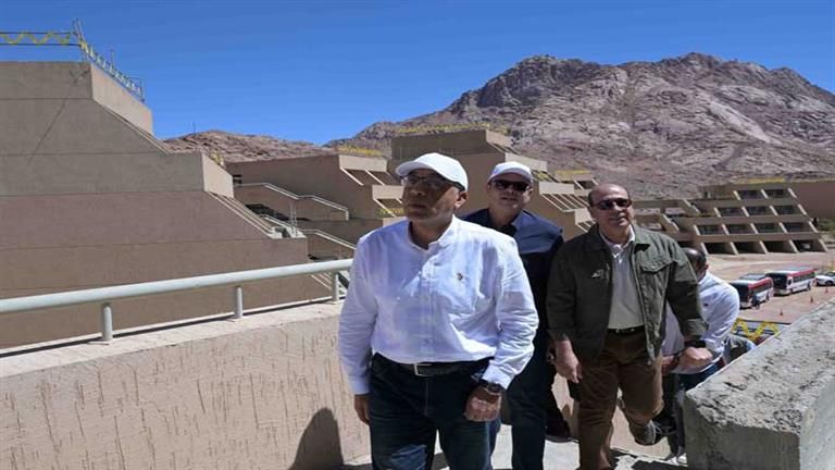 وزير الإسكان يستعرض مكونات مشروع التجلي الأعظم فوق أرض السلام