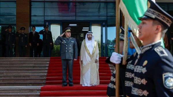 حمدان بن محمد يبحث مع وزير الدفاع الأوزبكي سبل تعزيز التعاون المشترك