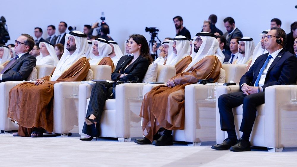 حمدان بن محمد يشهد جانباً من أعمال خلوة التبادل المعرفي الحكومي بين الإمارات وأوزبكستان