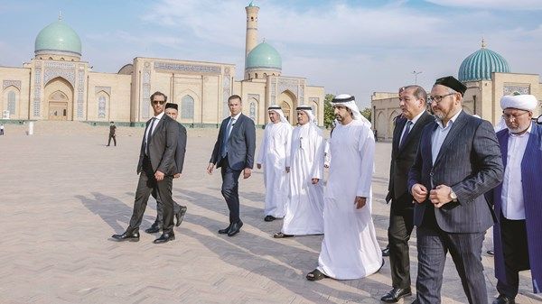 حمدان بن محمد يزور جامع «حضرة الإمام» في أوزبكستان