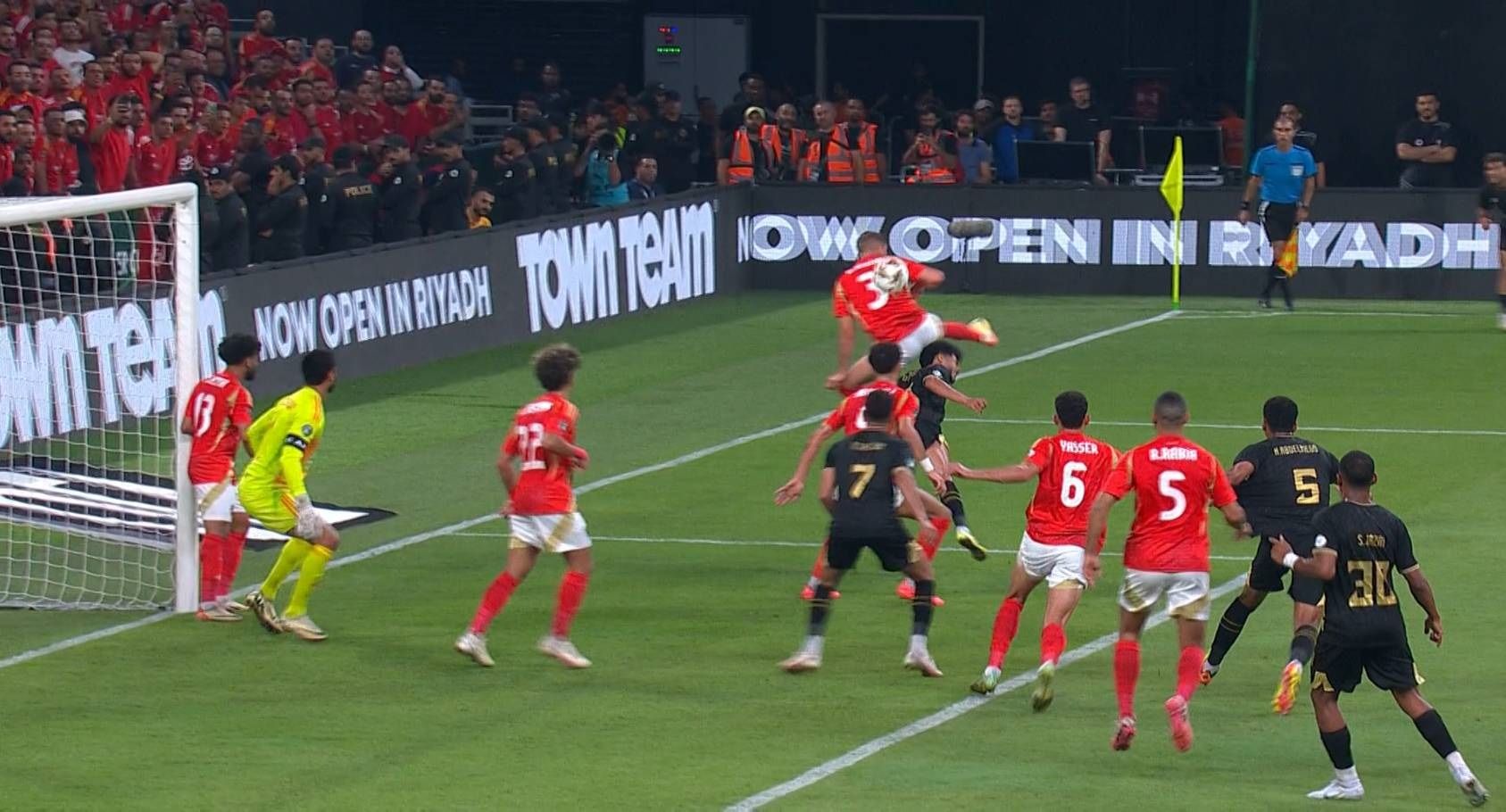 الامارات | خبير يوضح حقيقة جزاء الأهلي وطرد الشحات.. هل انتصر الزمالك على التحكيم الإفريقي؟ (فيديو)