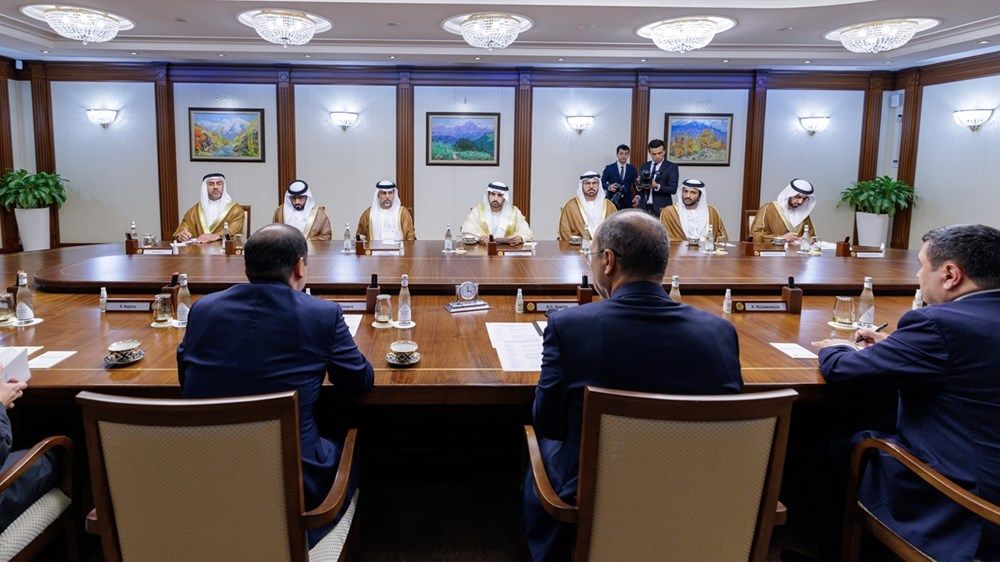 حمدان بن محمد يلتقي رئيس وزراء أوزبكستان