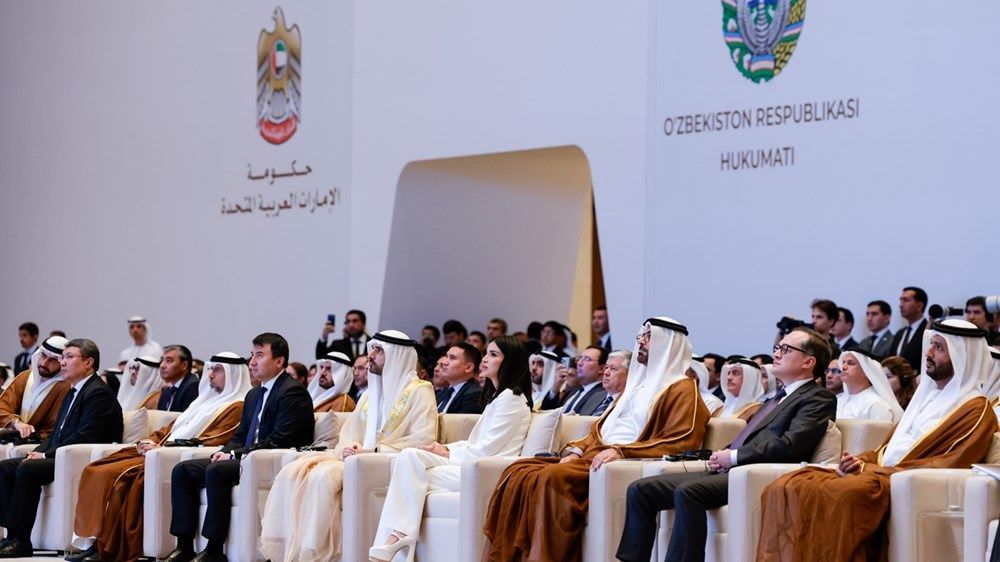 حمدان بن محمد يشهد جانباً من أعمال خلوة التبادل المعرفي الحكومي بين الإمارات وأوزبكستان
