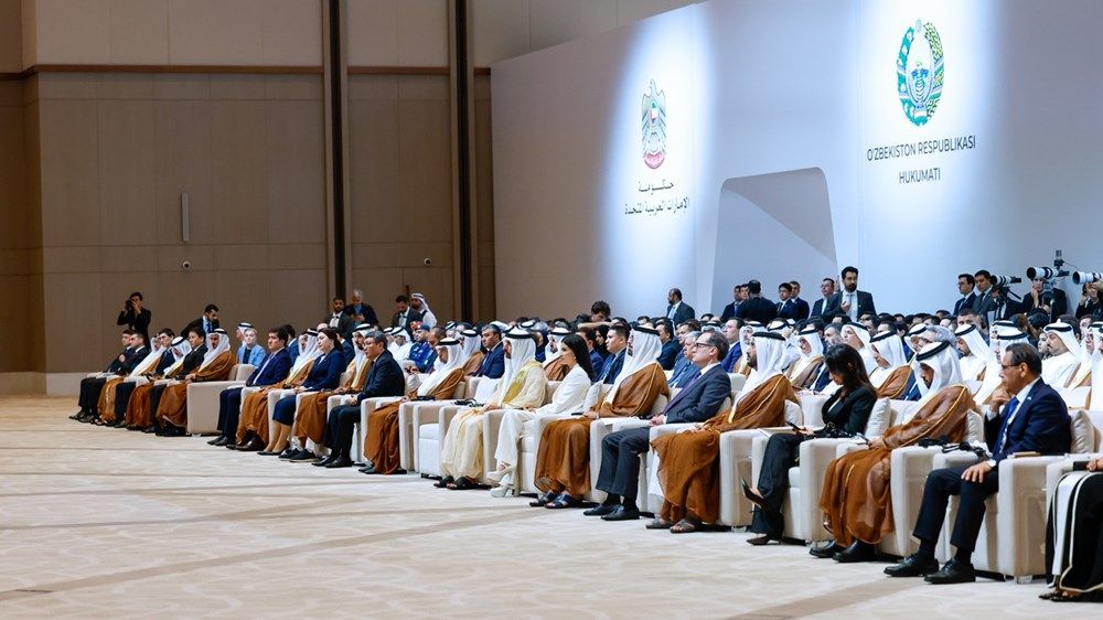 حمدان بن محمد يشهد جانباً من أعمال خلوة التبادل المعرفي الحكومي بين الإمارات وأوزبكستان