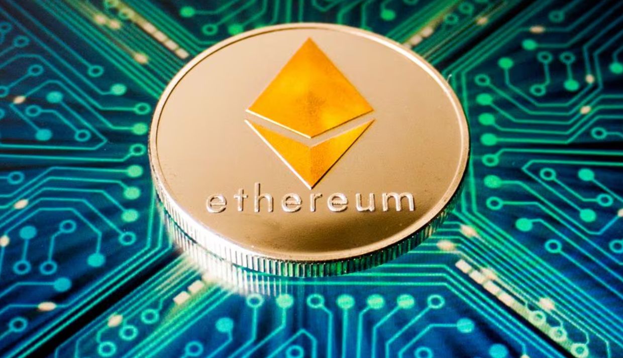 هل سعر عملة الايثيريوم على وشك الانخفاض بعد ضغط البيع المؤسساتي؟