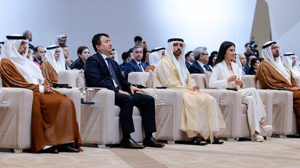 حمدان بن محمد يشهد جانباً من أعمال خلوة التبادل المعرفي الحكومي بين الإمارات وأوزبكستان