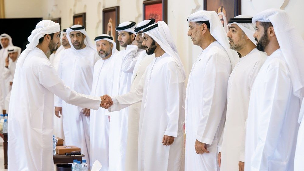 خليفة بن طحنون يقدم العزاء في وفاة السيد موسى الهاشمي