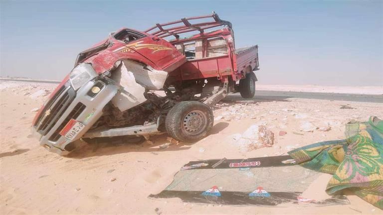 إصابة سائق ومرافقه في انقلاب سيارة ربع نقل بطريق الواحات