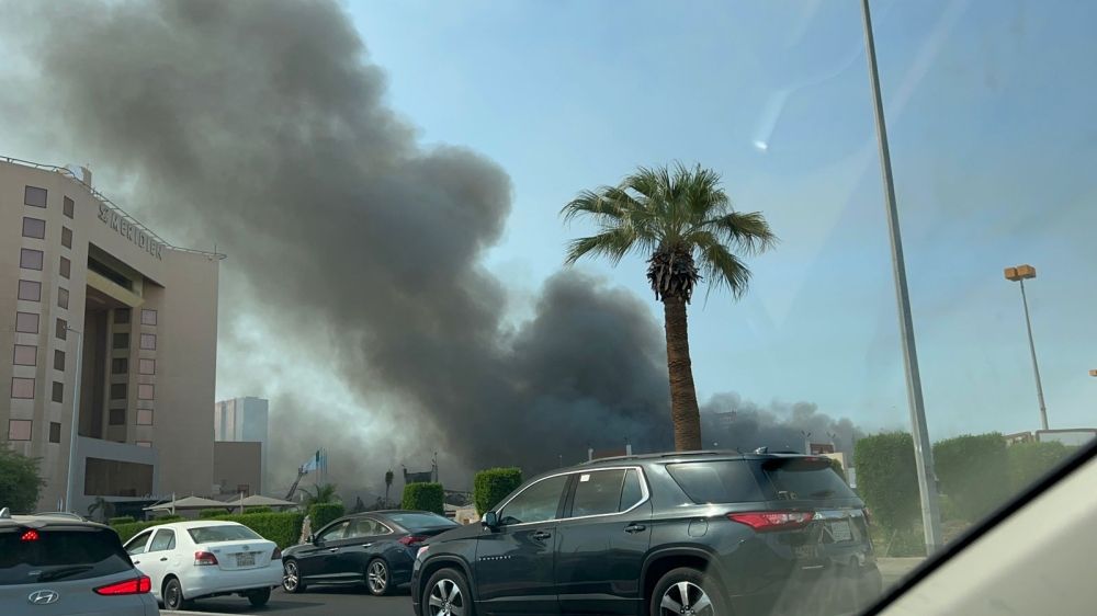 حريق في مجمع تجاري بسوق جدة الدولي.. والدفاع المدني يتدخل