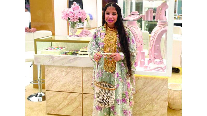 الامارات | أصغر مصممة مجوهرات إماراتية تغزل «شبكة الأجداد» بخيوط الذهب