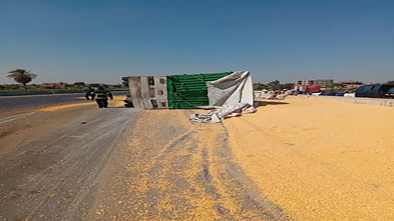 انقلاب سيارة أمام شركة دواجن بالواحات البحرية