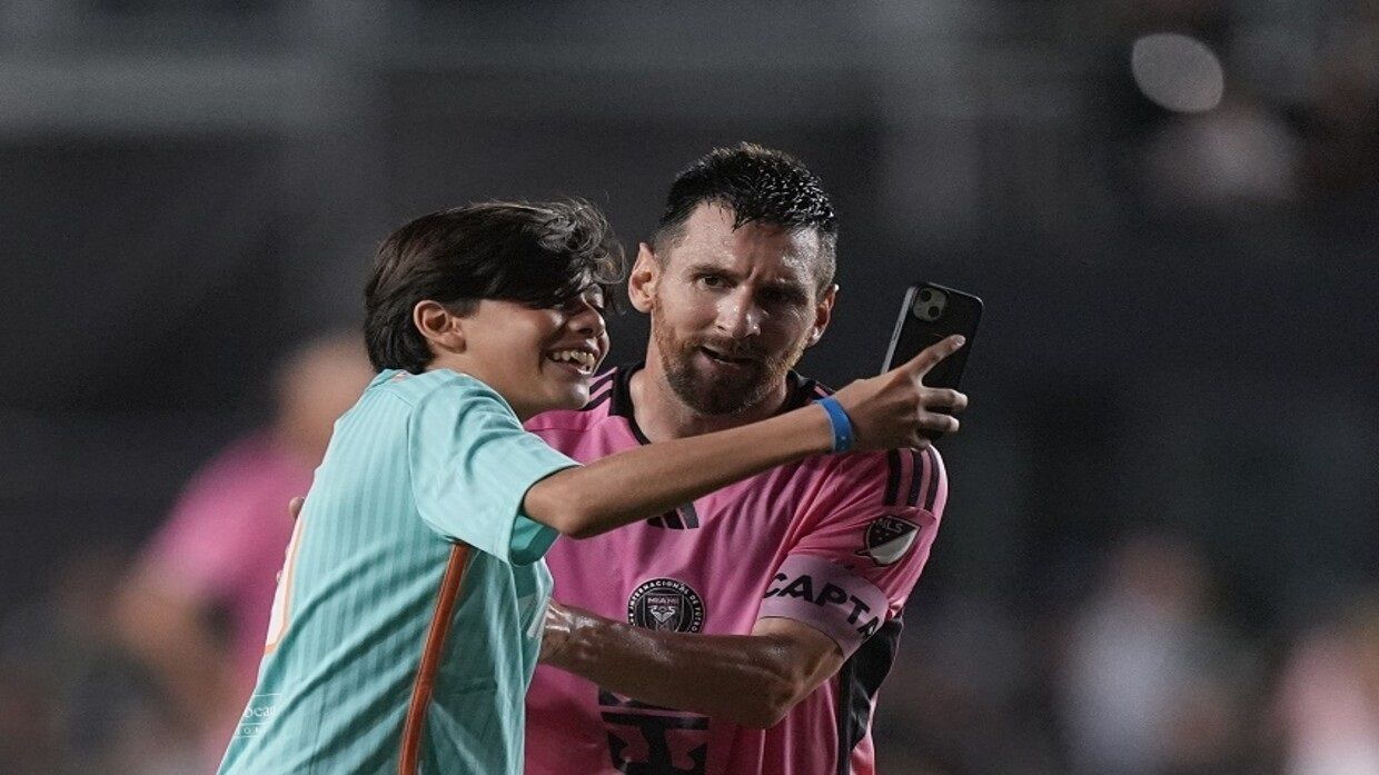 الامارات | تصرف غريب من ميسي مع طفل اقتحم الملعب لأجله! (فيديو)