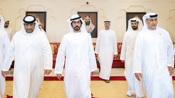 خليفة بن طحنون يقدم العزاء في وفاة السيد موسى الهاشمي