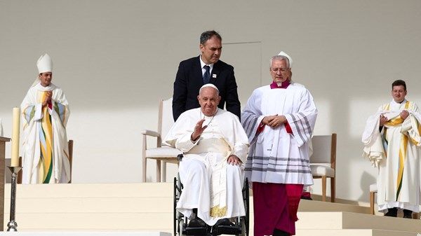 البابا فرنسيس يدعو إلى وقف إطلاق نار فوري في المنطقة