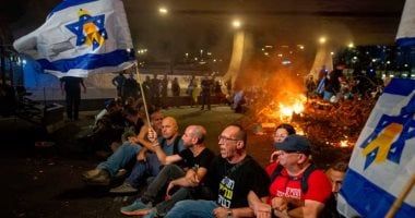 عائلات الرهائن الإسرائيليين فى غزة ينظمون مظاهرة احتجاجية أمام منزل نتنياهو