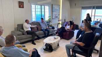 أبي رميا سلم العدد المطلوب من الفُرش للنازحين في بعض مدارس جبيل بالتعاون مع الجمعيات