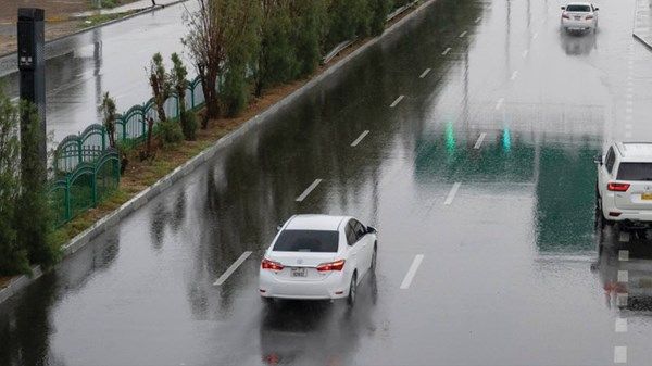 أمطار غزيرة وبرد على مناطق مختلفة من إمارة أبوظبي