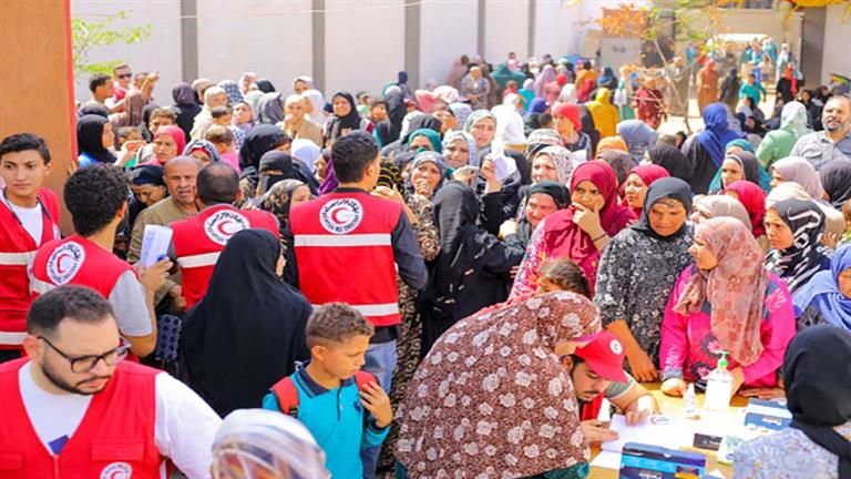 الهلال الأحمر المصري يطلق قافلة طبية في قرية كفر الحلواصي بالمنوفية -صور