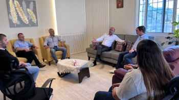 أبي رميا سلم العدد المطلوب من الفُرش للنازحين في بعض مدارس جبيل بالتعاون مع الجمعيات