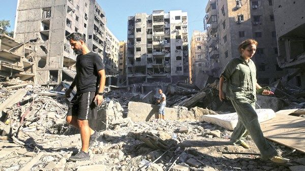 إسرائيل تستهدف عشرات المواقع لــ«حزب الله» في لبنان