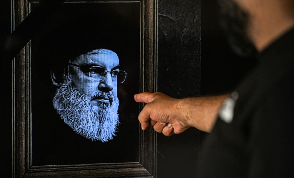 من كان مع حسن نصر الله لحظة اغتياله؟
