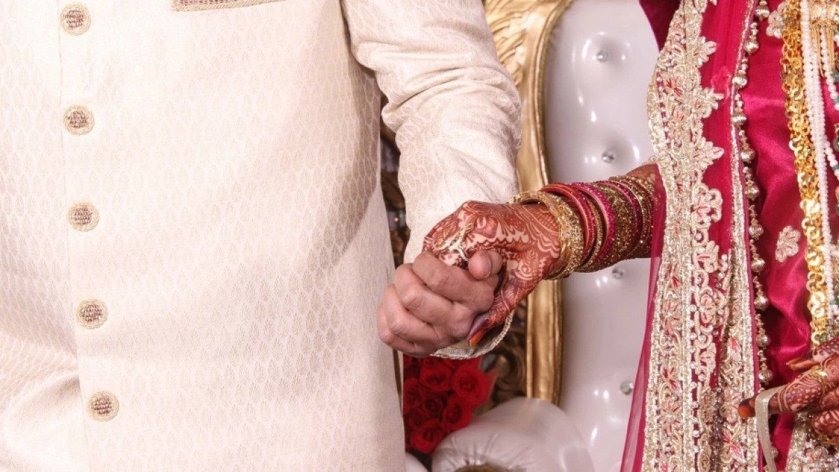 الامارات | تطلب الطلاق بعد 40 يوماً فقط من الزواج: لا يستحم إلا مرة أو مرتين في الشهر!