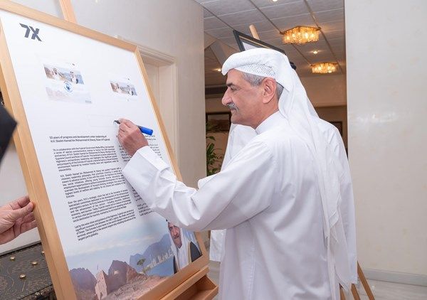 حمد الشرقي يتسلم الطابع التذكاري للذكرى الخمسين لتوليه مقاليد الحكم في الفجيرة