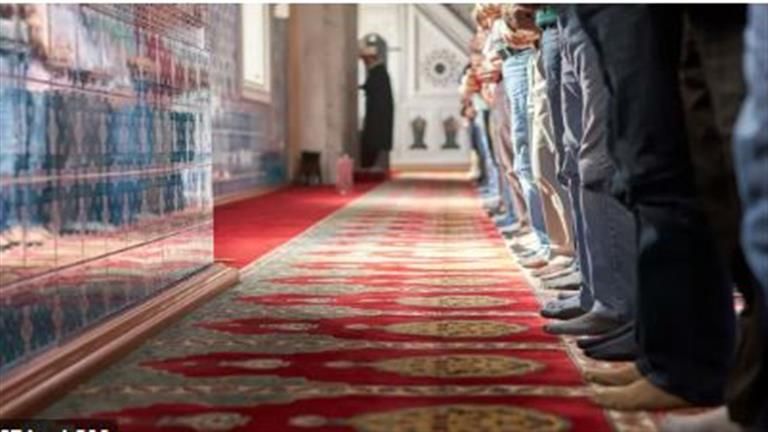 فيديو صادم.. رجل يضرب إمام مسجد بكرسي أثناء صلاة الفجر في تركيا