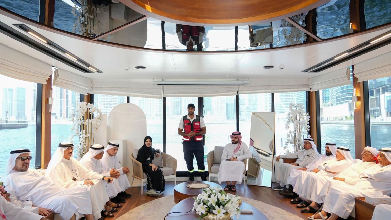 الامارات | إسعاف دبي تنظم رحلة بحرية لـ "كبار المواطنين" بالتزامن مع اليوم العالمي لكبار السن