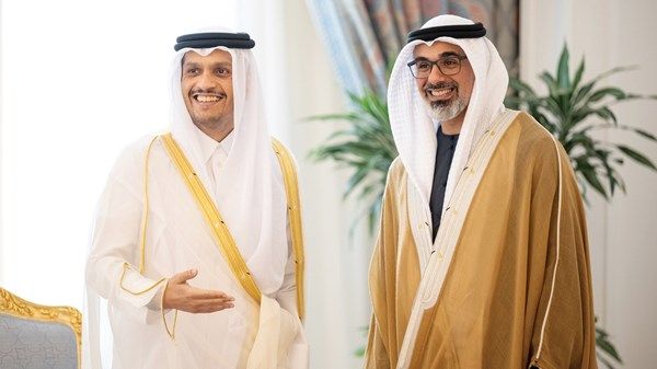 ولي عهد أبوظبي ورئيس مجلس الوزراء القطري: تعزيز التعاون في المجالات الحيوية وذات الأولوية