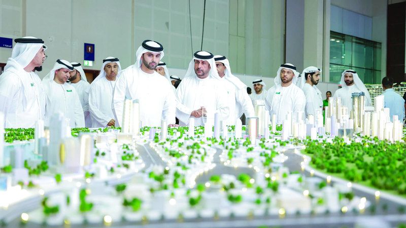 الامارات | منصور بن محمد يطّلع على أحدث تقنيات الطاقة المتجددة والنظيفة