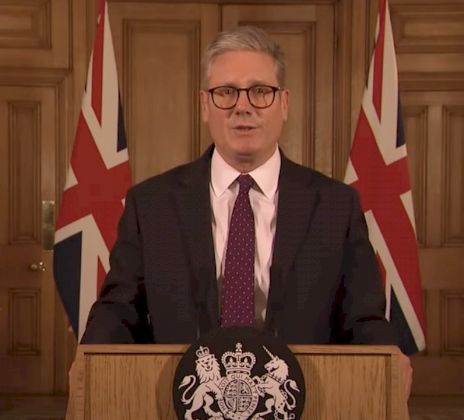 ستارمر: إيران تدفع المنطقة نحو الهاوية