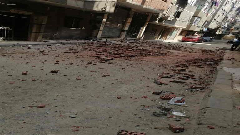 "البلكونة وقعت من التاني على الأول".. انهيار جزئي لعقار بالدقي