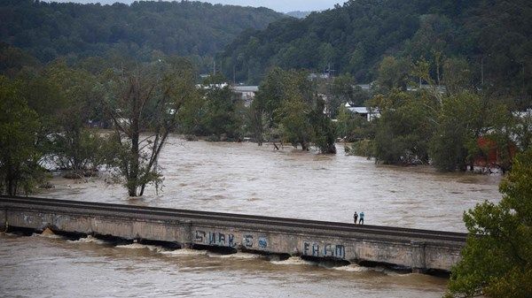 الإعصار هيلين يعيق التصويت المبكر في نورث كارولاينا