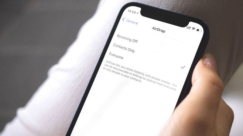 الامارات | إشعارات الـ «إير دروب» العشوائية انتهاك لخصوصية الآخرين