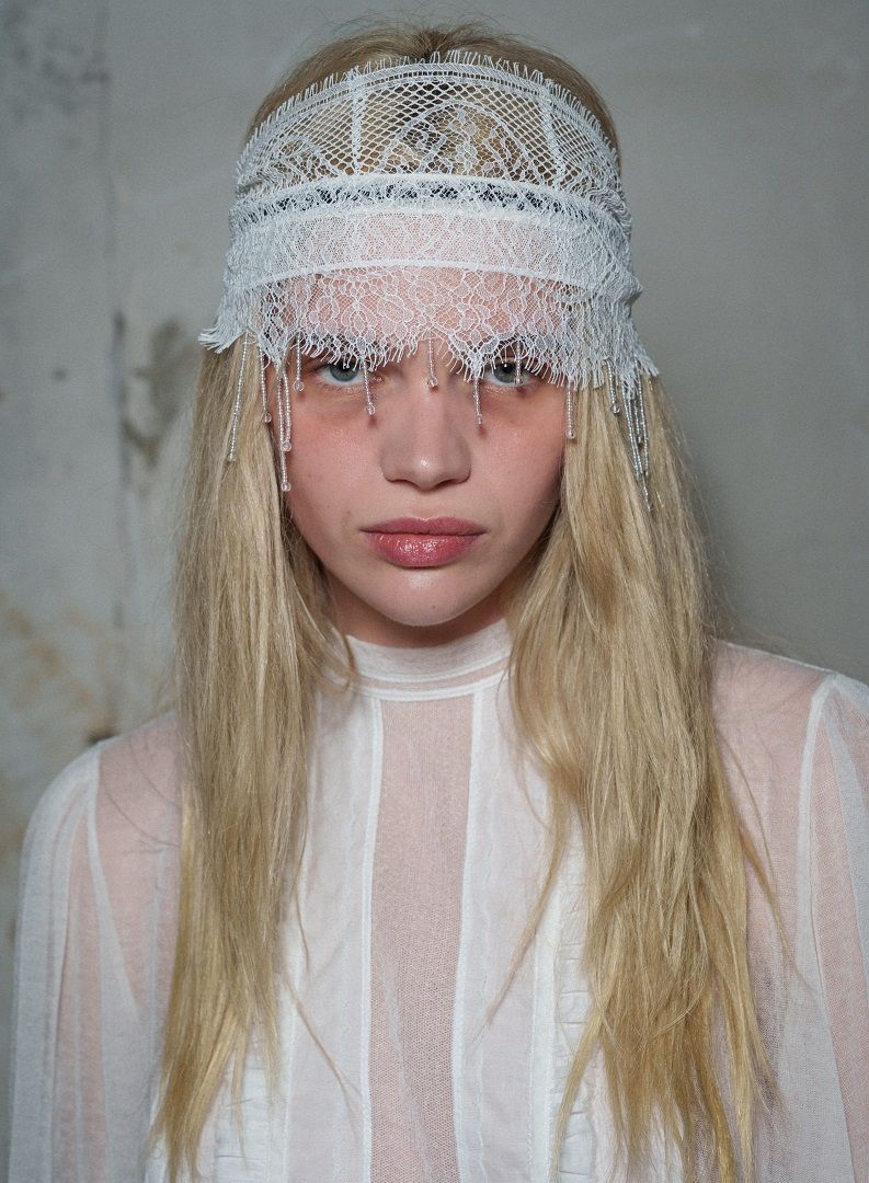 أكسسوارات شعر جريئة من أسبوع الموضة في باريس لربيع وصيف 2025