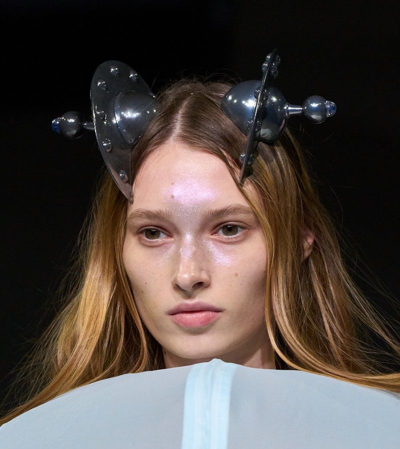 أكسسوارات شعر جريئة من أسبوع الموضة في باريس لربيع وصيف 2025