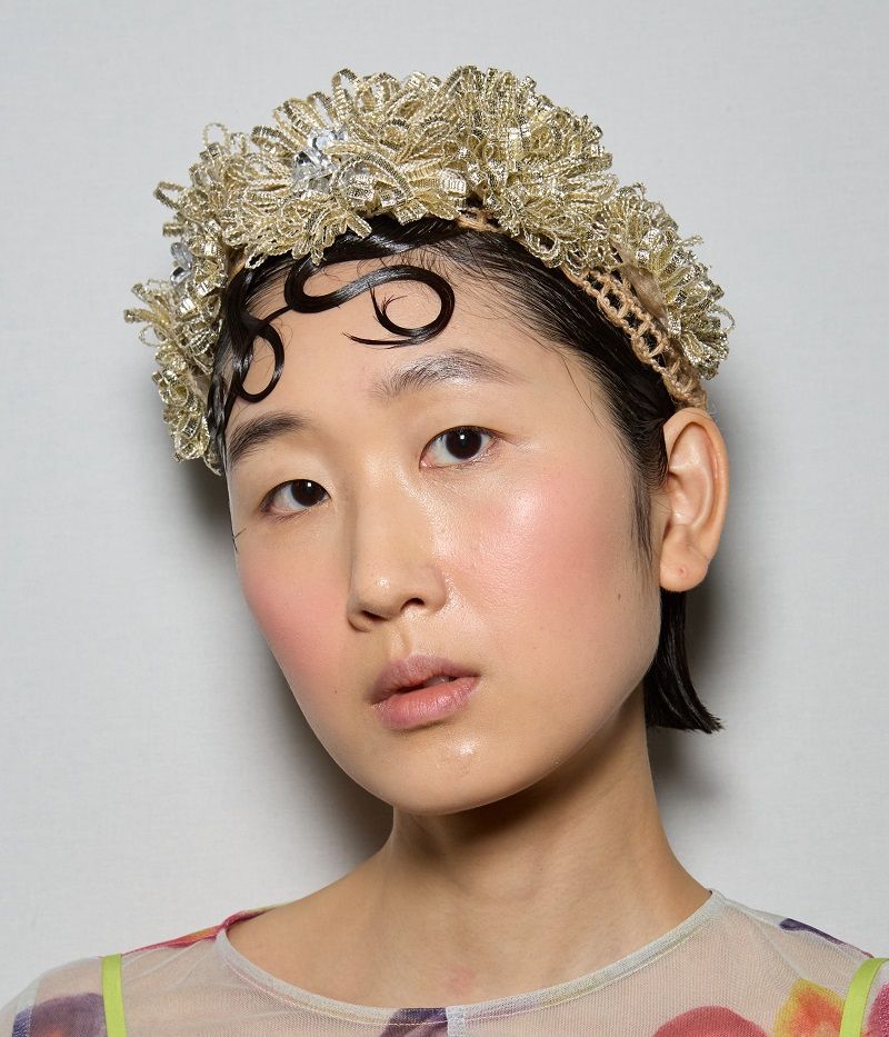 أكسسوارات شعر جريئة من أسبوع الموضة في باريس لربيع وصيف 2025