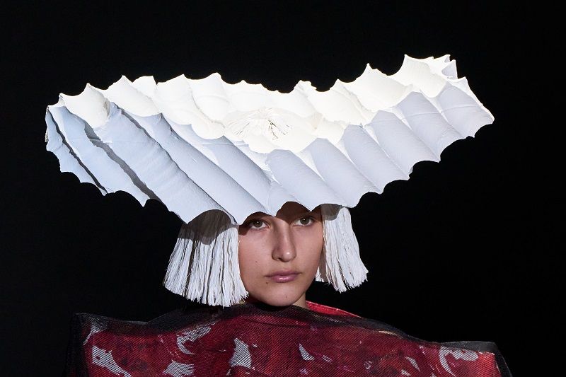 أكسسوارات شعر جريئة من أسبوع الموضة في باريس لربيع وصيف 2025