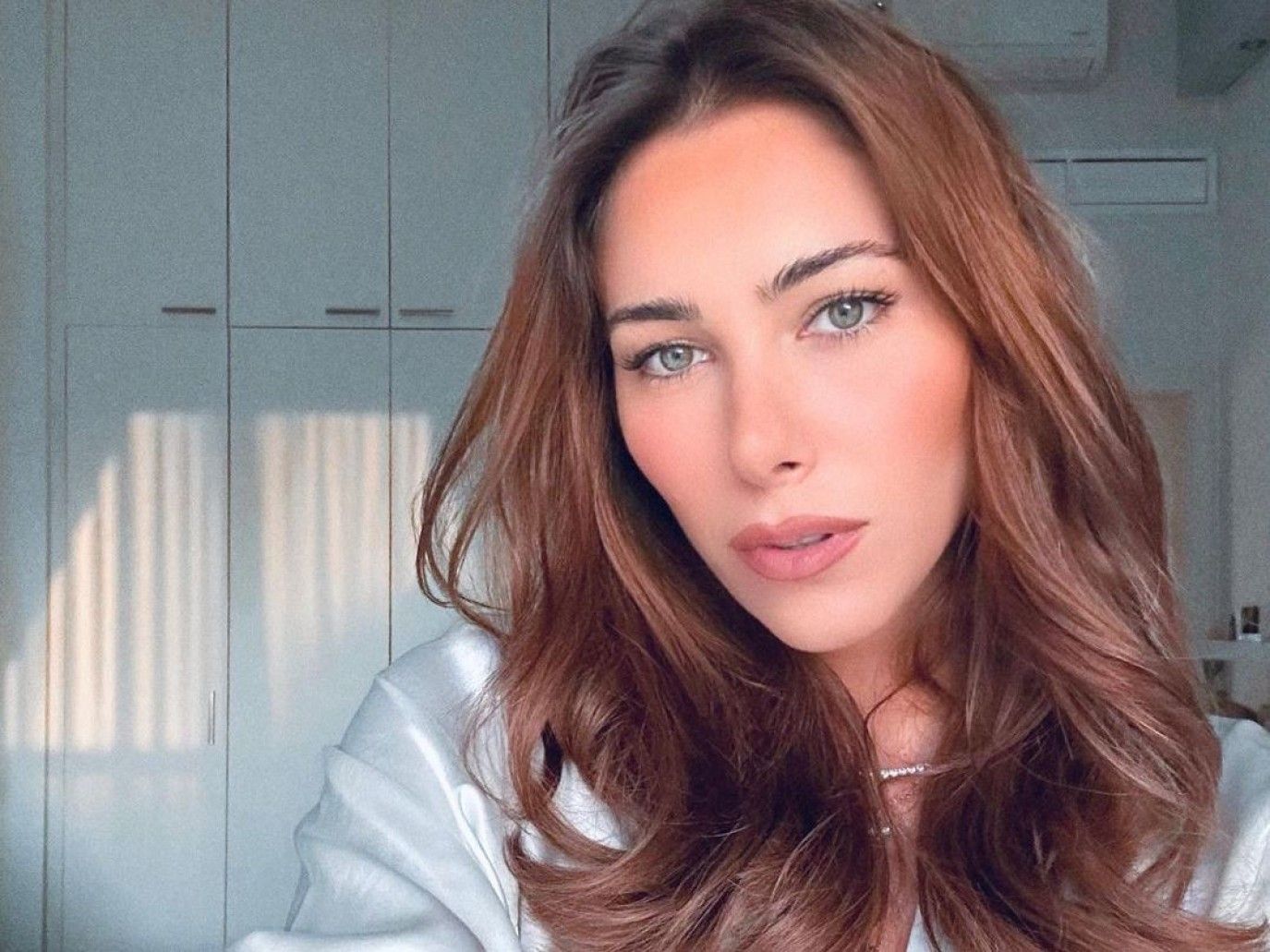 تسريحات شعر بسيطة للبيت من وحي النجمات لإطلالة عملية وأنيقة في آن